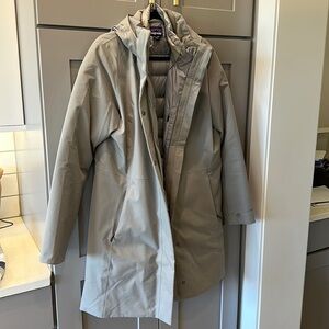 Barely used, Patagonia women’s jacket XL, light grey, detachable inner layer